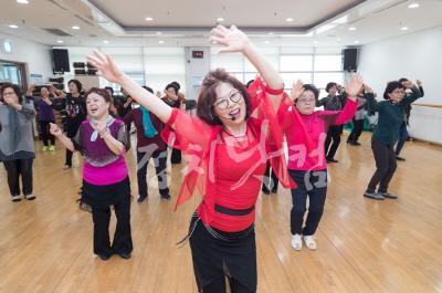 사본-4월 목동문화체육센터에서 실시한 어르신 신체활동 라인댄스 모습1.jpg