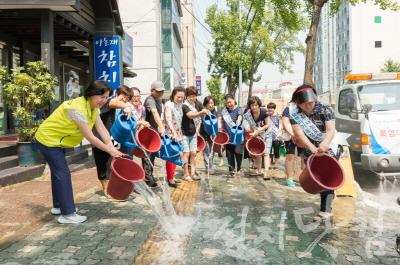 사본-주민들과 함께 도로에 물을 뿌리는 김수영 양천구청장(맨 왼쪽).jpg