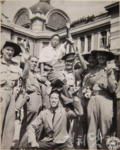 [크기변환]포로수용소에서 풀려나 해방의 기쁨을 만끽하는 영국군 포로들과 한국소년 김구춘(1945. 9. 9).jpg
