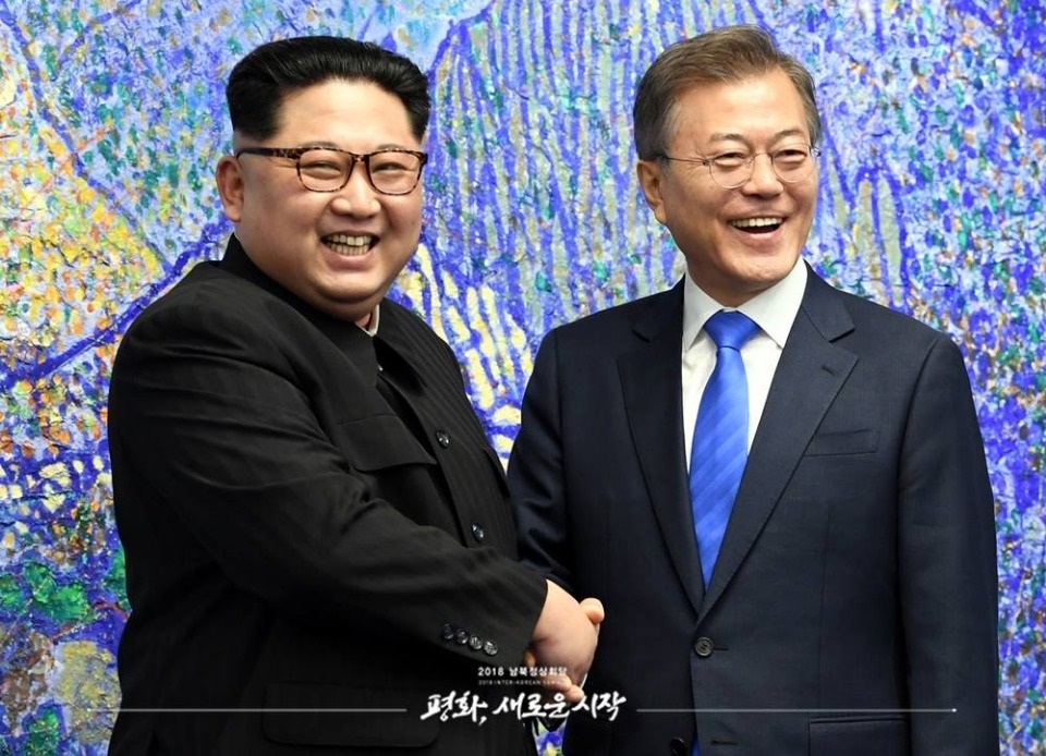 역사적 만남, 남북정상회담 개최- 김정은 위원장 군사분계선 넘다.