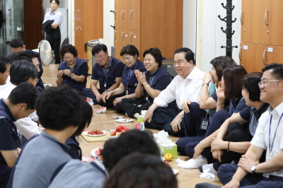 문희상 국회의장, 폭염 속 근무하는 국회 청소근로자 격려방문
