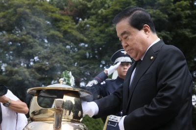 문희상 국회의장, 전직 대통령들 묘역 참배